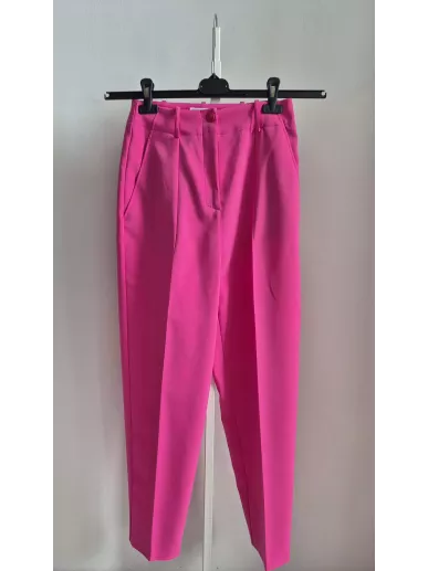 Patrizia Pepe – fuksjowe spodnie z kantem