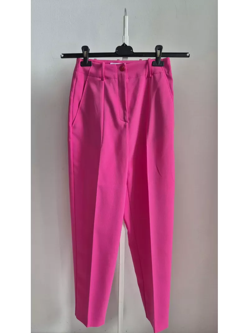 Patrizia Pepe – fuksjowe spodnie z kantem