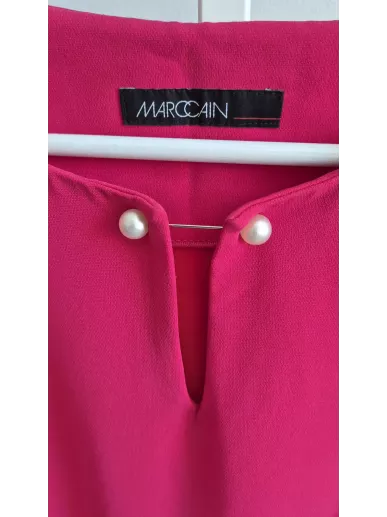 Marc Cain – Sukienka koktajlowa fuksja z perłowymi guzikami