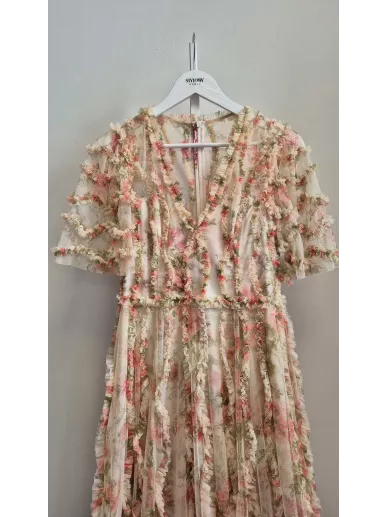 Romantyczna, bajkowa  sukienka – Needle & Thread Waltzing Blooms Ruffle Gown