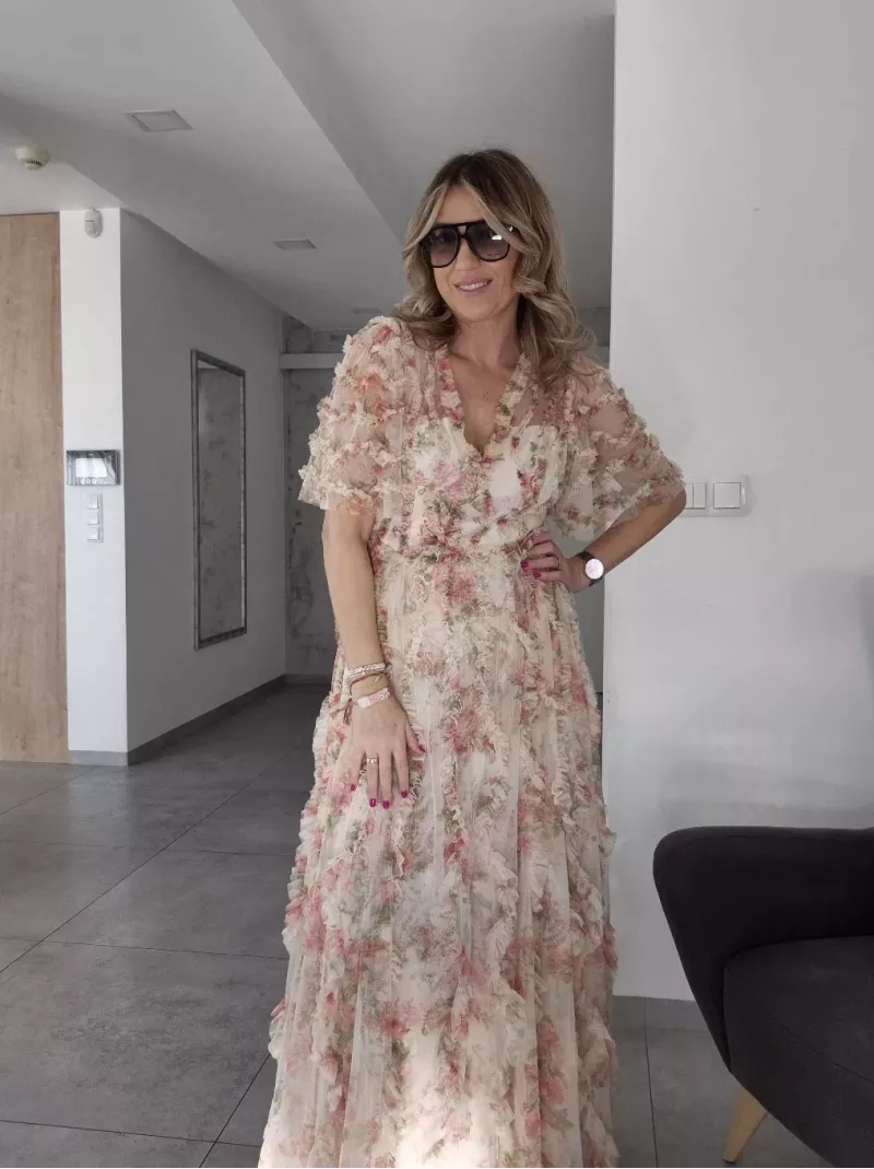 Romantyczna, bajkowa  sukienka – Needle & Thread Waltzing Blooms Ruffle Gown