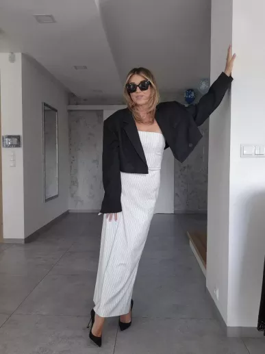 LaMania Muse biała sukienka bez ramiączek w prążki z gorsetem rozm. 36