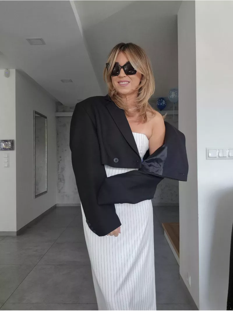 LaMania Muse biała sukienka bez ramiączek w prążki z gorsetem rozm. 36