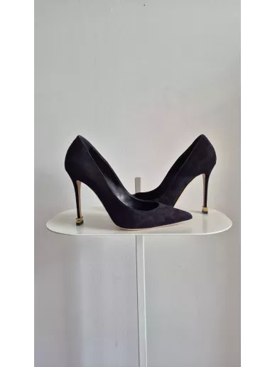 Elisabetta Franchi czarne szpilki zamszowe z logo na obcasie, rozmiar 37