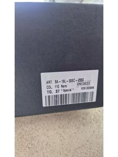 Elisabetta Franchi czarne szpilki zamszowe z logo na obcasie, rozmiar 37