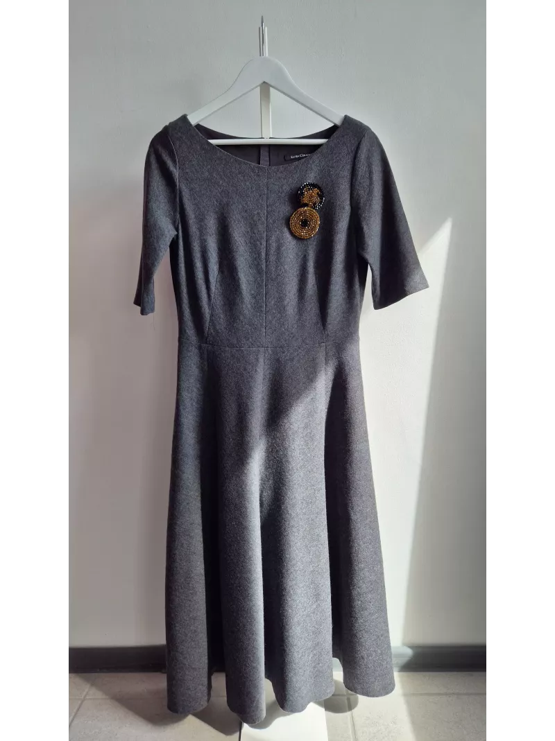Luisa Cerano – Szara sukienka wełniana z aplikacją koralików | Stylowy