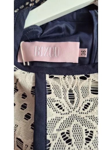 Bizuu sukienka koronkowa granatowa midi rozm. 36 – Stylowy Komis