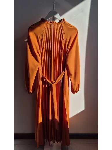 & Other Stories Paris Atelier pomarańczowa plisowana sukienka midi