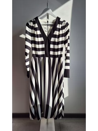 Sukienka Vicher Casual w czarno-białe pasy z georgette | Stylowy Komis
