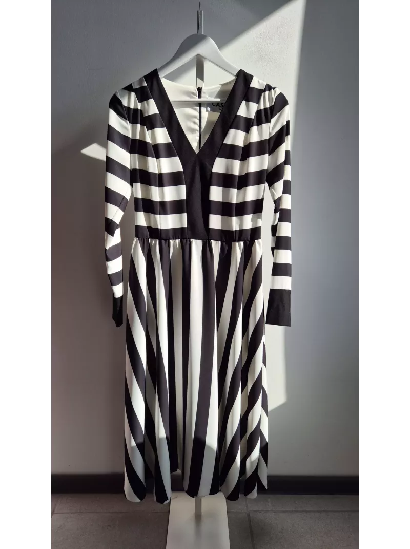Sukienka Vicher Casual w czarno-białe pasy z georgette | Stylowy Komis