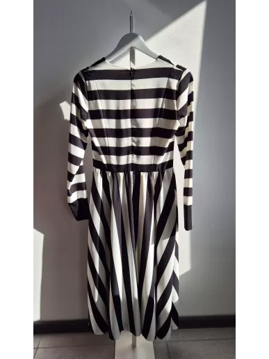 Sukienka Vicher Casual w czarno-białe pasy z georgette | Stylowy Komis