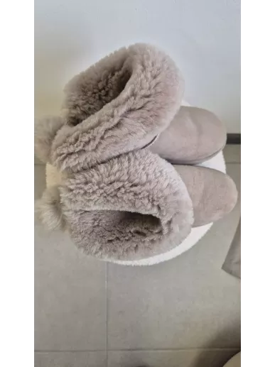 UGG Australia beżowe śniegowce z pomponami model Bailey Pom