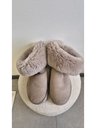 UGG Australia beżowe śniegowce z pomponami model Bailey Pom