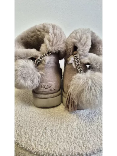 UGG Australia beżowe śniegowce z pomponami model Bailey Pom