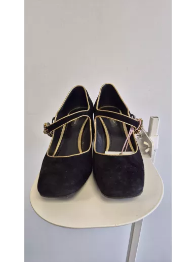 Dolce & Gabbana czółenka zamszowe z kryształową broszką