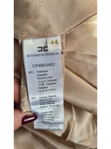 Płaszcz Elisabetta Franchi Gold beżowy z łańcuchami 38PL